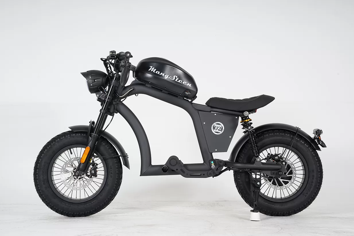 漆黒が、品格を語る。 | 電動バイクのMANGOSTEEN
